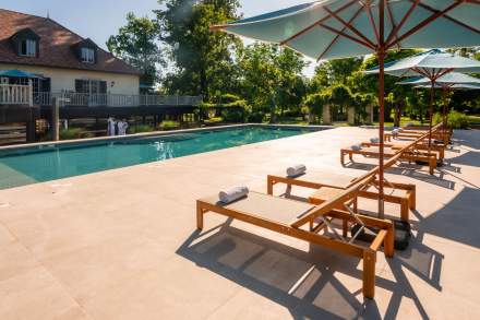 Piscine Extérieur Chateau de Germigney · Activités Jura, proche d’Arbois