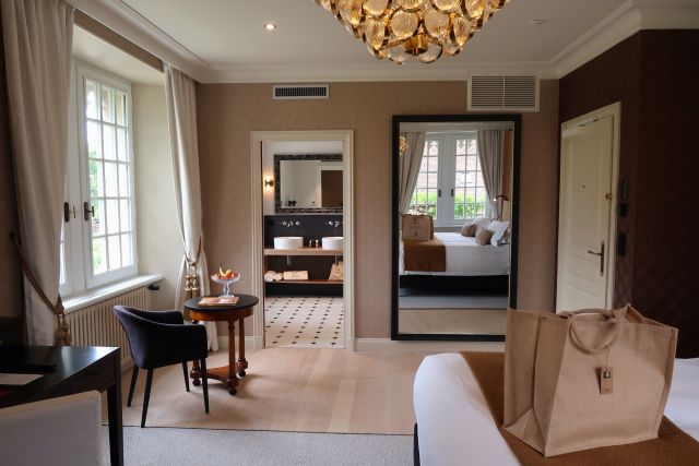 Chambre Deluxe du Château de Germigney avec salle de bain élégante et décoration raffinée.