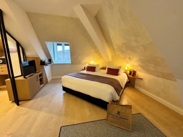 Petite Chambre Mansardée du Château de Germigney avec lit double et plafond sous les combles.