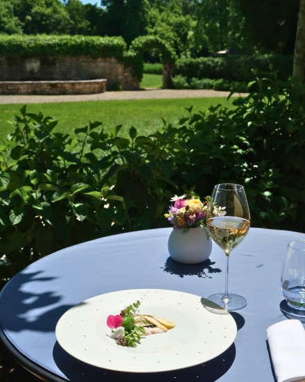 Déjeuner en terrasse à La Table du Château au Château de Germigney.