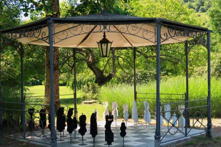 Kiosque du parc du Château de Germigney avec échiquier géant en plein air.
