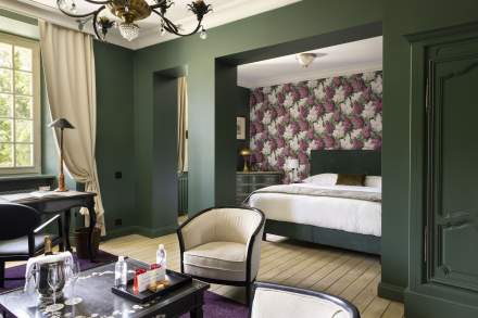 Chambre Deluxe du Château de Germigney avec espace salon et chambre élégante.