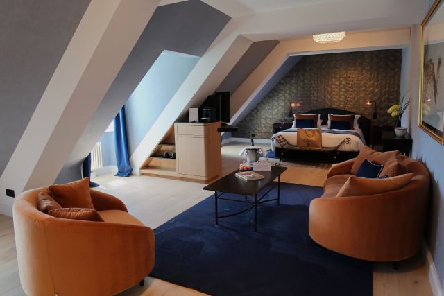 Junior Suite Zen du Château de Germigney avec espace salon et lit double.