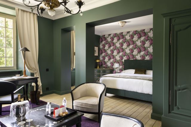 Chambre Deluxe du Château de Germigney avec espace salon et chambre élégante.