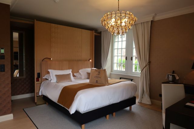 Chambre Deluxe du Château de Germigney avec décoration élégante.