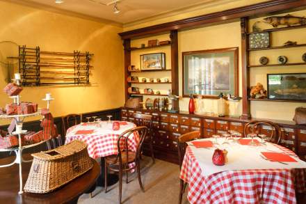 Salle du Bistrot de Port-Lesney avec tables dressées et décoration authentique.