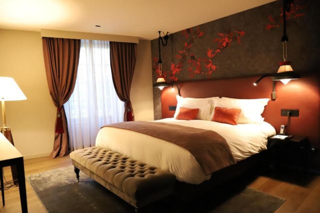 Suite Zen du Château de Germigney avec lit king size et décoration élégante.